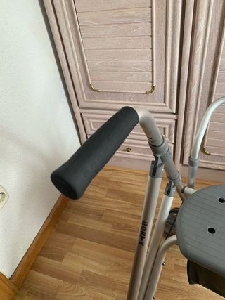 Andador 4 ruedas con asiento y bolsillo