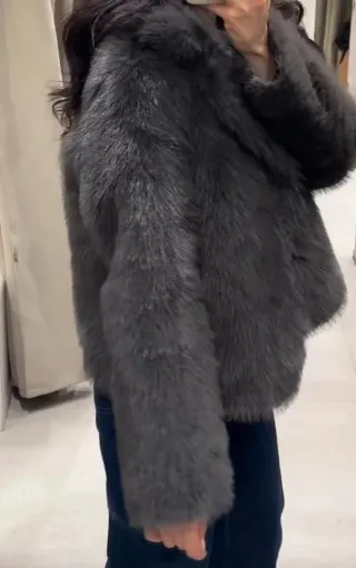 Chaqueta pelo y piel sintética reversible. Zara