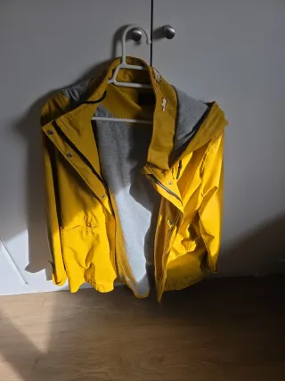 Chubasquero amarillo con forro gris