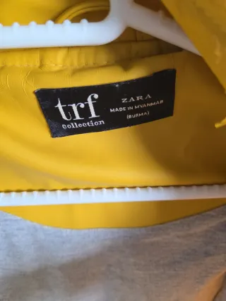 Chubasquero amarillo con forro gris