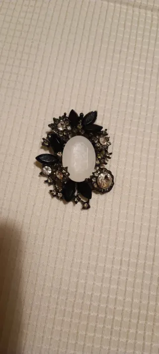 Broche joya blanco y negro
