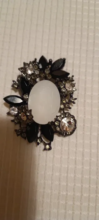 Broche joya blanco y negro