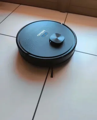 Robot aspirapolvere e lavapavimenti