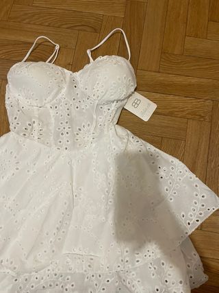 Vestido blanco mini con vuelo