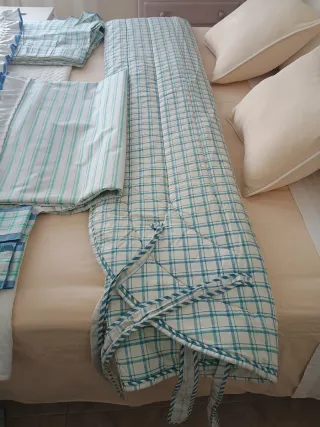 Cortinas y edredón a rayas y cuadros.