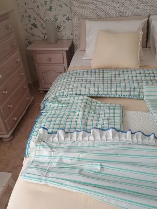 Cortinas y edredón a rayas y cuadros.