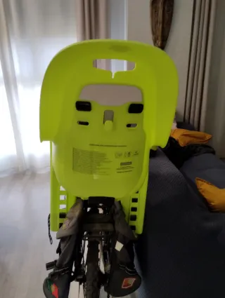 Portabebés bici verde y casco