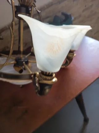 Lámpara de salón dorada y blanca