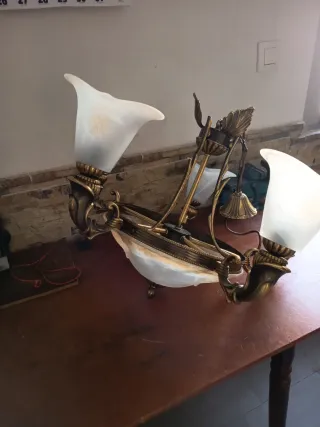 Lámpara de salón dorada y blanca