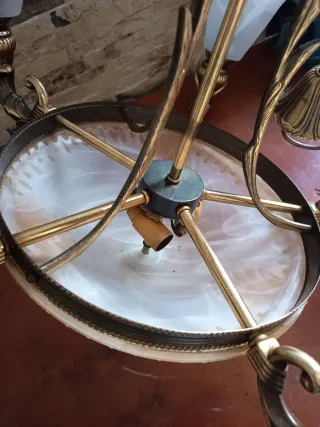 Lámpara de salón dorada y blanca