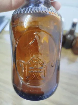 Bottiglie di birra da collezione in ambra