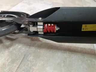 Patinete con amortiguación delantera y trasera