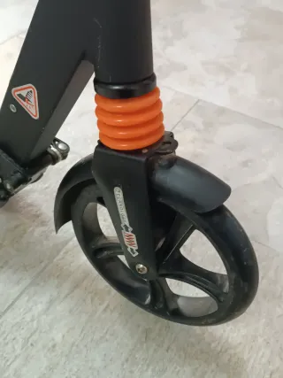 Patinete con amortiguación delantera y trasera