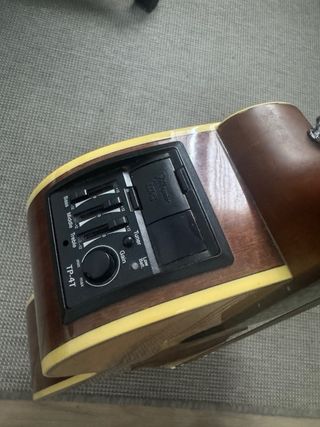 Pack Guitarra acústica amplificable Takamine