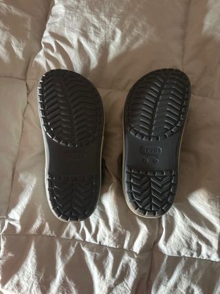 Crocs grises con detalles verdes