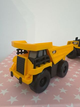 Camión y 2 excavadoras CAT