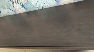 Mueble de madera oscuro