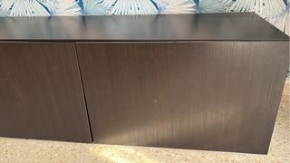 Mueble de madera oscuro