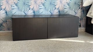 Mueble de madera oscuro