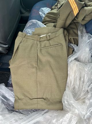 Traje militar antiguo con insignias