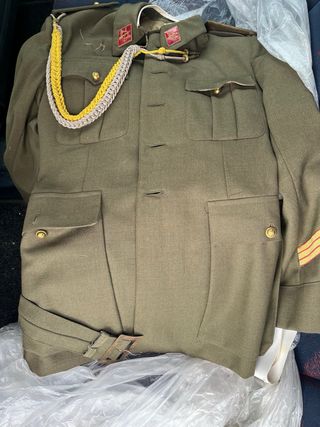 Traje militar antiguo con insignias