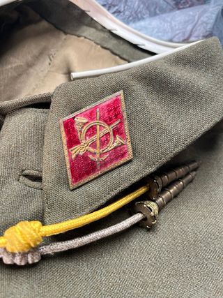 Traje militar antiguo con insignias