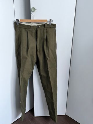 Traje militar antiguo con insignias