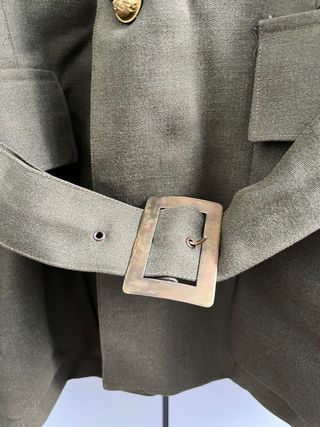 Traje militar antiguo con insignias