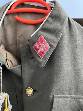 Traje militar antiguo con insignias