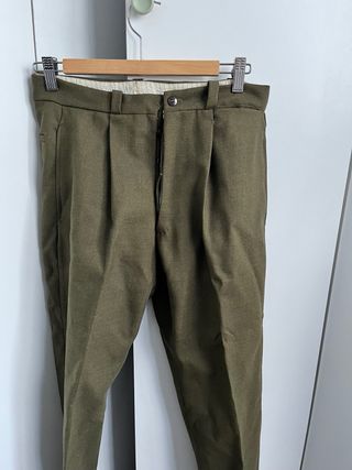 Traje militar antiguo con insignias