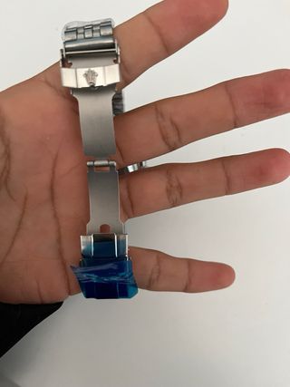 Reloj plateado, rojo y azul