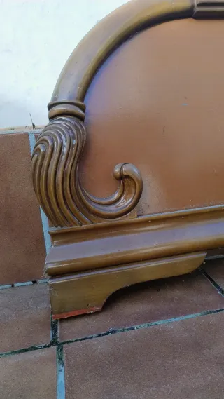 Cabecero de madera tallada estilo clásico