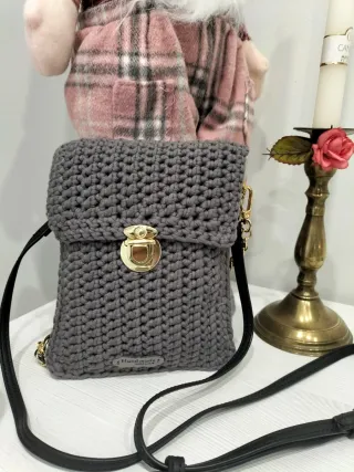 Bolso de crochet gris con detalles dorados
