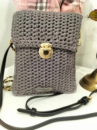 Bolso de crochet gris con detalles dorados