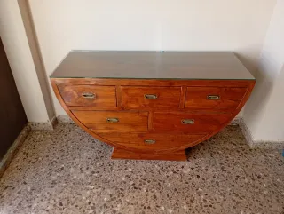 Aparador de madera con cristal