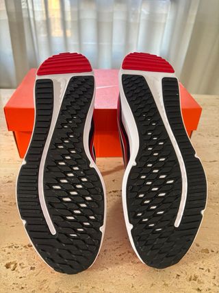 Deportivas Nike Rojas y Negras