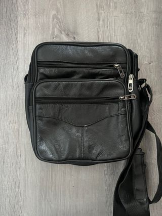 Bolso de piel negro para hombre