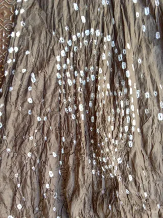 Falda larga marrón con pedrería en la cintura