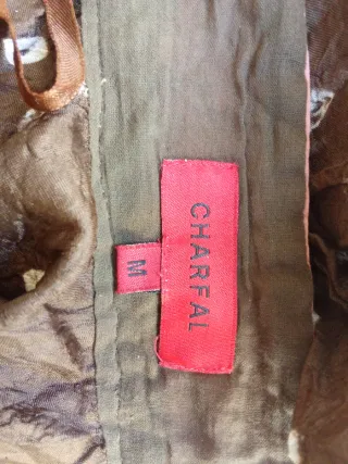 Falda larga marrón con pedrería en la cintura