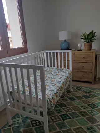 Cuna de bebé blanca a estrenar