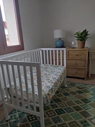 Cuna de bebé blanca a estrenar