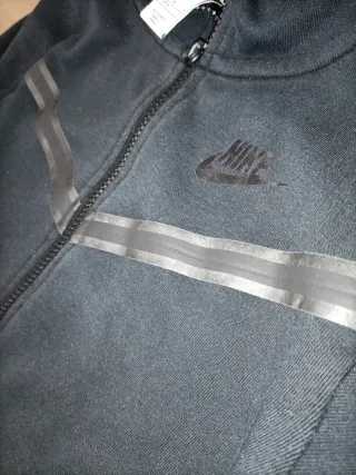 Sudadera Nike Tech Fleece Negra.para 12 años.