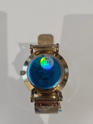 Reloj Hannah Martin Dorado Elegante Mujer