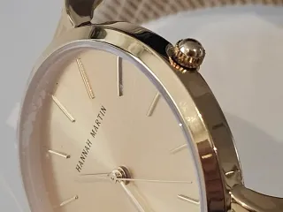 Reloj Hannah Martin Dorado Elegante Mujer
