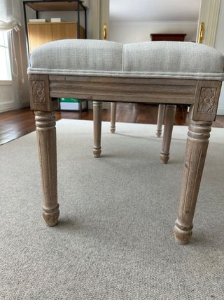 Banco tapizado beige con patas de madera