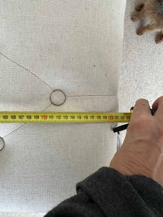 Banco tapizado beige con patas de madera