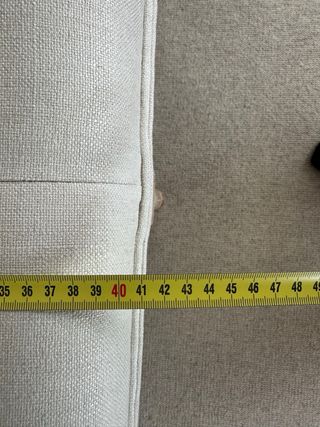 Banco tapizado beige con patas de madera