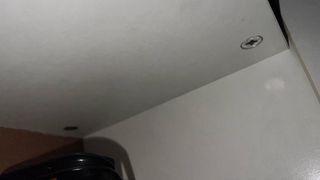 Armario blanco y plateado