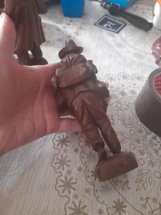 Lote 2 figuras madera tallada