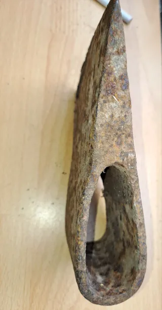 Antigua hacha grande